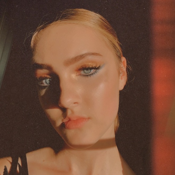 Meet your Posher, Ava - Picture 1 of 1